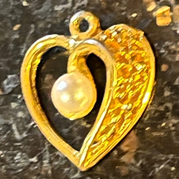 Yellow Gold Heart-Shaped Pendant with White Center Pearl - Picture 8 of 10